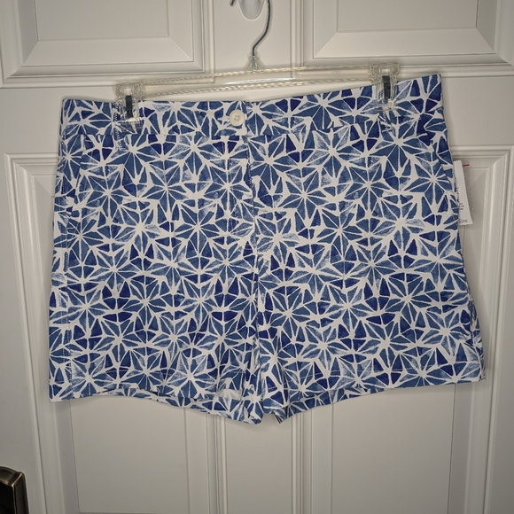 Crown & Ivy 'Caroline' Women's Size 14 Shorts Blue White Star Pattern Twill NWT - Picture 2 of 6
